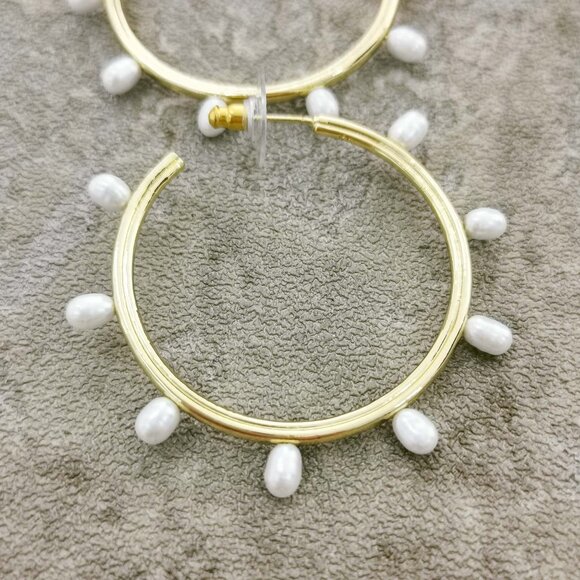 Kendra Scott Gold White Pearl Leighton Hoop Earrings NEW w/dust bag - Picture 4 of 4